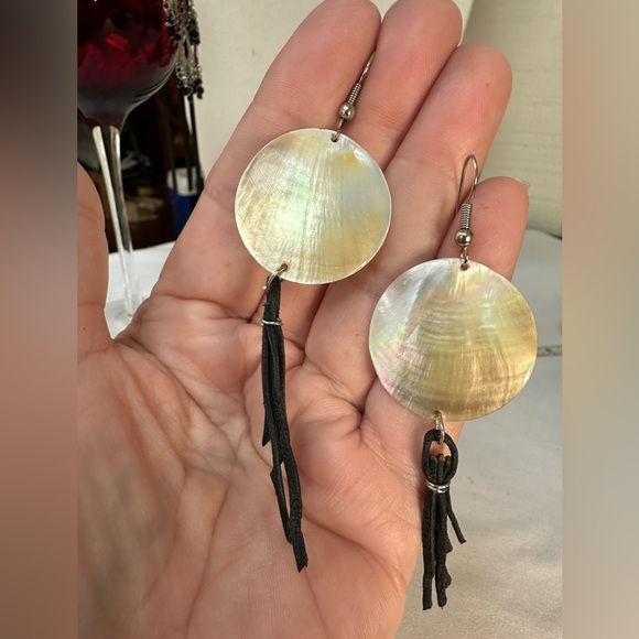 Minimalist mother of pearl shell dangle earrings - Picture 5 of 6